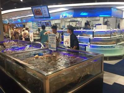 當(dāng)墨鏡辣妹在盒馬大戰(zhàn)龍蝦精章魚(yú)怪 一場(chǎng)荒誕又鮮活的都市寓言